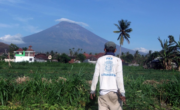 Около 100 000 души вече са евакуираните на индонезийския остров