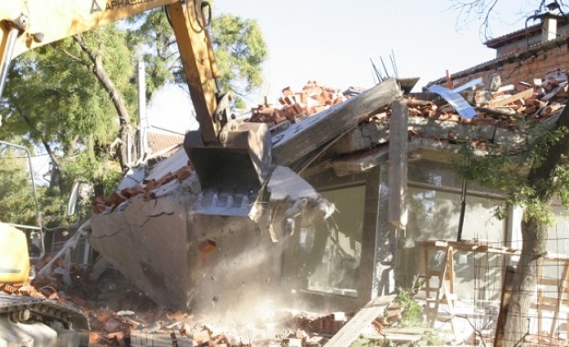 Започна премахването на незаконни постройки в Шекер махала в Пловдив