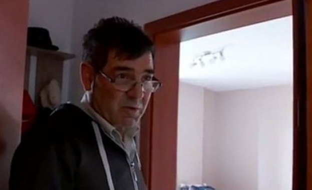 Успях да затворя вратата на касата обаче отвън има още