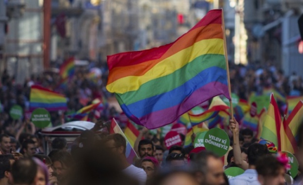 От днес хомосексуалните в Германия могат да сключват бракове и
