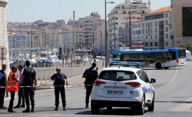 Мъж въоръжен с нож е убил двама души на централната