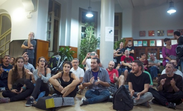 Каталуния гласува днес на референдум за независимост от Испания Няколко