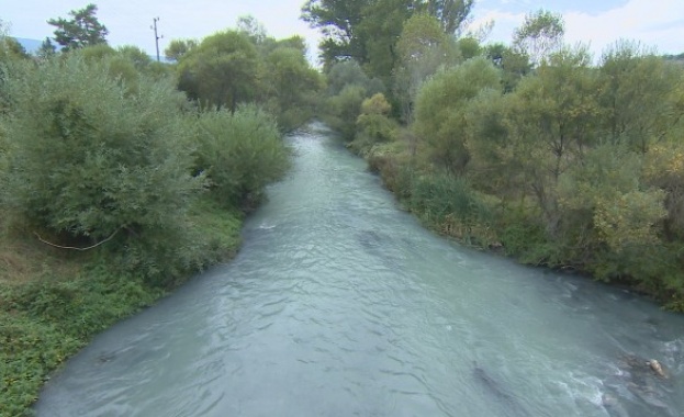 Река Струма край язовир Пчелина тече синя. Повече от две