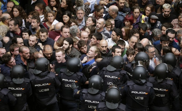 Допълнителните полицейски части разположени в Каталуня остават обяви испанският министър