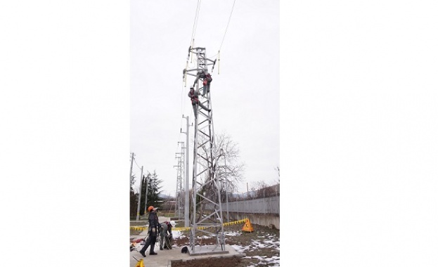 Специализираният полигон за обучения с изградени стълбове електропроводи и бетонен