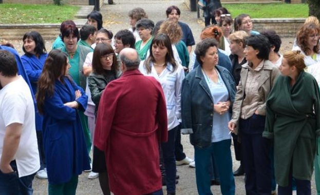 Десетки медици от многопрофилната болница във Враца протестираха тези сутрин