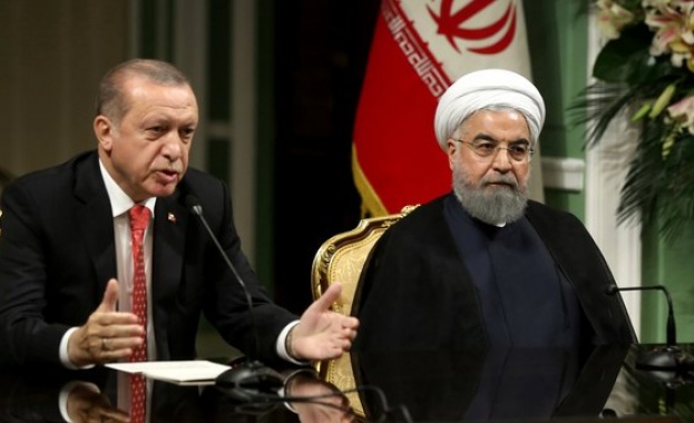 Иранският президент Хасан Рохани и турският държавен глава Реджеп Тайип