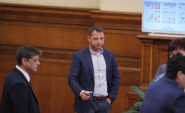 Парламентът отхвърли оставката на народния представител от ГЕРБ Делян Добрев