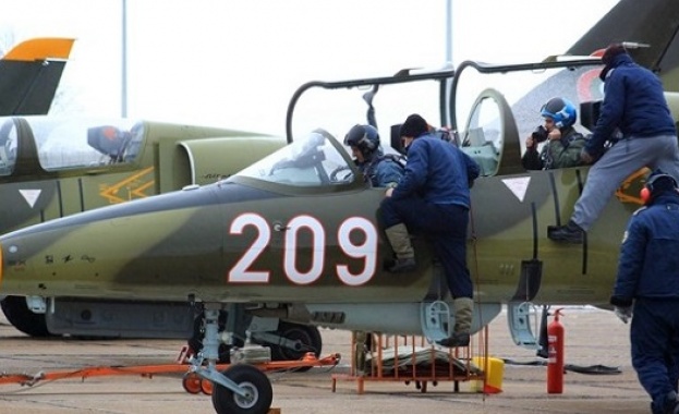 Десетки граждани днес разгледаха авиобазата Георги Бенковски в Долна Митрополия