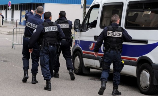 Френските власти са открили детонатор заложен под камион превозващ петрол