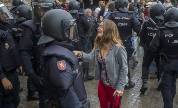 Демонстранти се събраха пред казармите в Сант Бой де Льобрегат намиращи