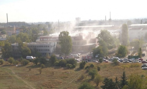 Комбинатът Димитър Благоев в столичния кв Дружба пламна тази сутрин
