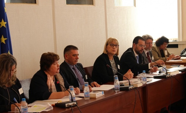 Министърът на правосъдието Цецка Цачева приветства участниците в научно практическата конференция