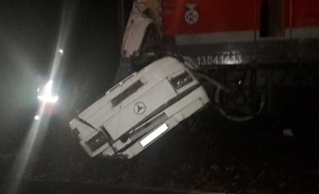 18 души са загинали при катастрофа между автобус и влак