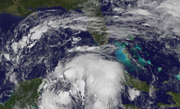 КРОСС Тропическата буря Нейт прерасна в ураган от първа степен
