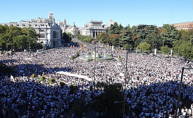 Десетки хиляди граждани се събраха на демонстрации в Мадрид и