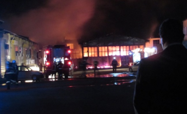 Голям пожар горя в района на Товарната гара в Русе