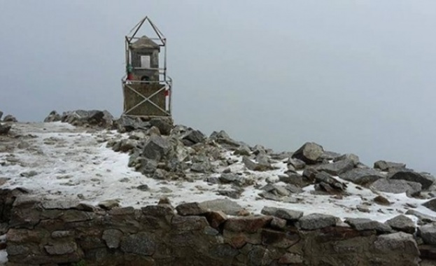 Сняг вали на връх Мусала а температурите при проходите които