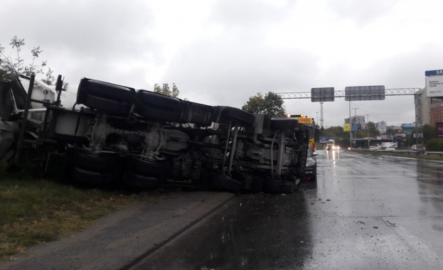 Бетоновоз се преобърна на водещия към летището столичен булевард Брюксел
