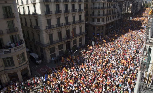 Десетки хиляди души излязоха в центъра на Барселона, за да
