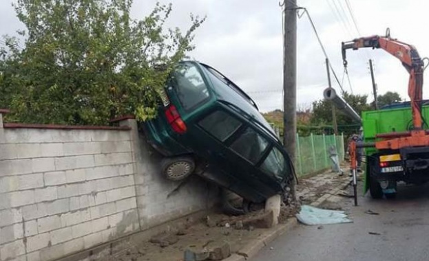 Неправоспособен водач предизвика пътен инцидент в село Мадара съобщиха от