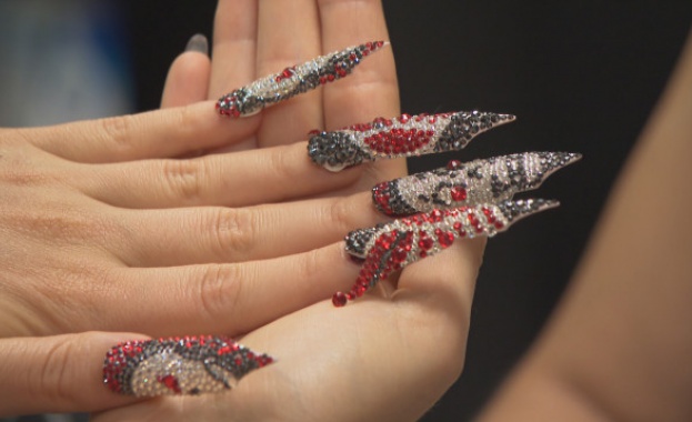 Казват че колкото по дълъг е маникюрът на една жена толкова