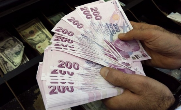 Турската лира се оказа под силен натиск от продажби в