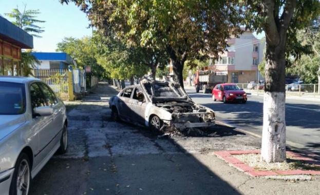 Автомобил изгоря напълно на бургаската улица Индустриална близо до района
