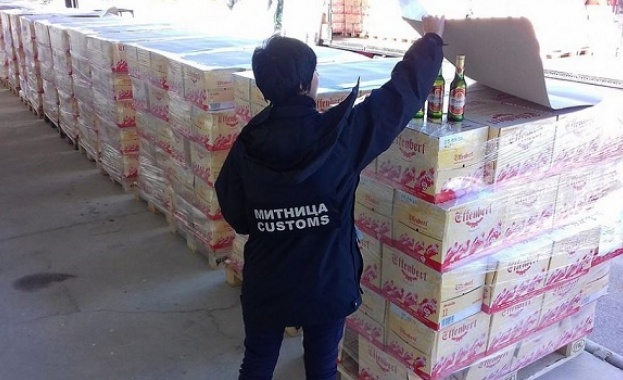 30 800 бутилки бира задържаха митнически служители в района на