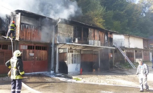 Газова бутилка за автомобил избухна в дървените складове които горяха