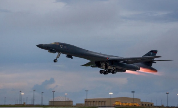 Американски стратегически бомбардировачи В 1В и японски и южнокорейски изтребители за