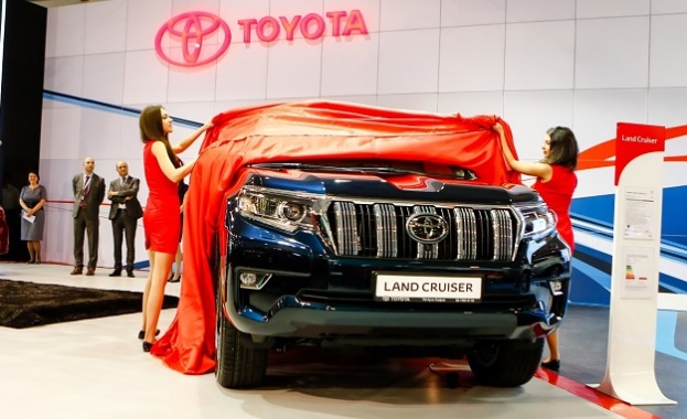 Toyota празнува 20 години хибридна технология Премиера на щанда на