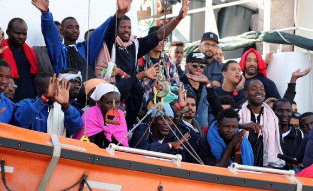 Кораб на мигранти акостира в Сицилия със 606 бежанци на