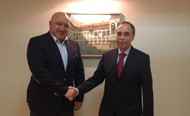 Министърът на младежта и спорта Красен Кралев и българският посланик