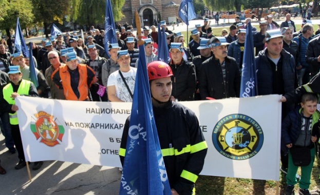 Пожарникари излязоха на протест заради липсата на пари за службата