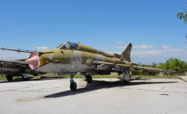 Бизнесмен си купи съветски бомбардировач и го сложи в двора