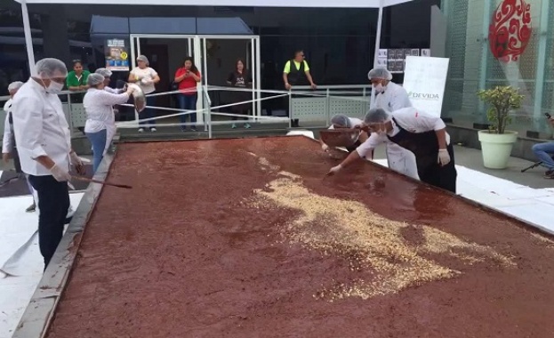 Сладкари в Перу направиха най големия натурален шоколад с ядки