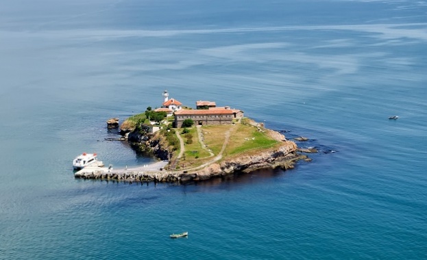 Туристически комплекс Остров Света Анастасия продължава да посреща гости и