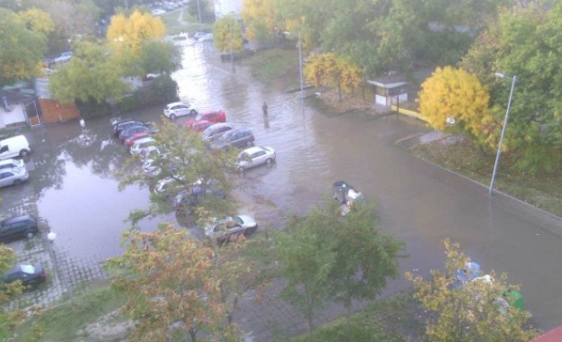 Голяма авария превърна в езеро улици в ж к Тракия