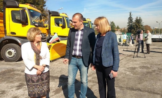 Кметът на София Йорданка Фандъкова инспектира базата на снегопочистващите фирми