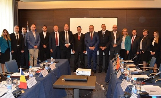 Сътрудничество в областта на сигурността означава да планираме и осъществяваме