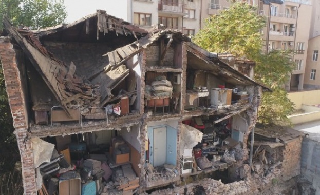 Част от къща се срути на улица Братя Миладинови в