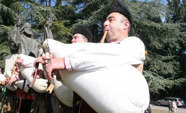 Бюст паметник на Апостол Кисьов основател на прочутия оркестър 100