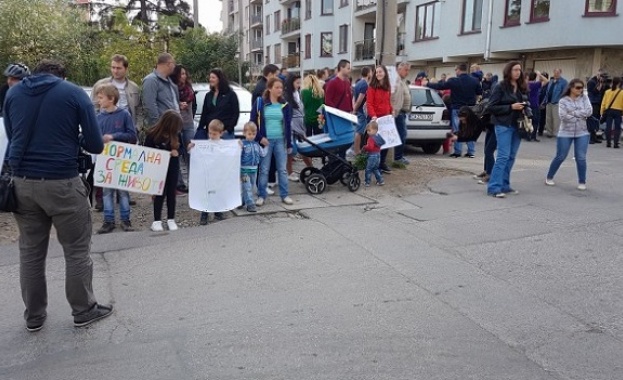 Столичани от квартал Манастирски ливади излязоха на протест с искане
