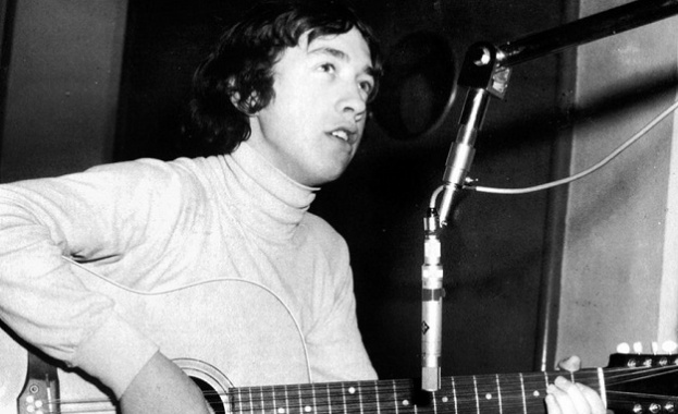 Австралийският рокмузикант Джордж Йънг свирил в групите Ийзибийтс и AC