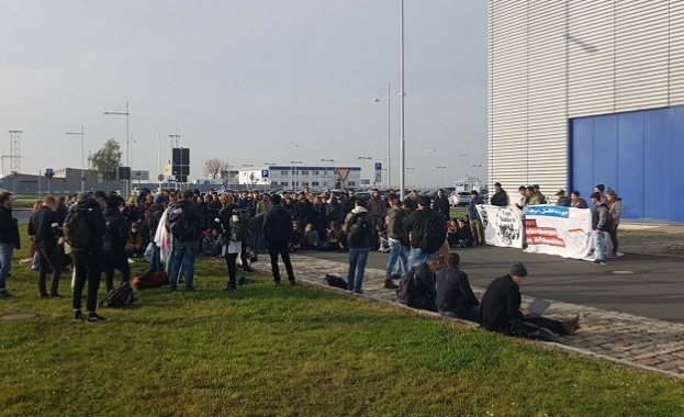 Около 150 души се събраха на летище Лайпциг Хале за да