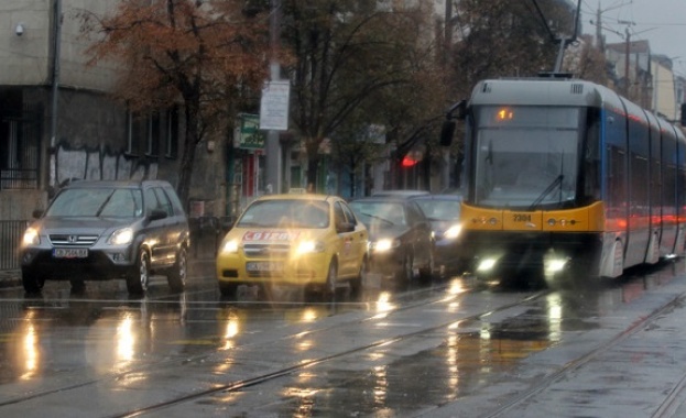 Временно е спряно движението през тунела на Лъвов мост в