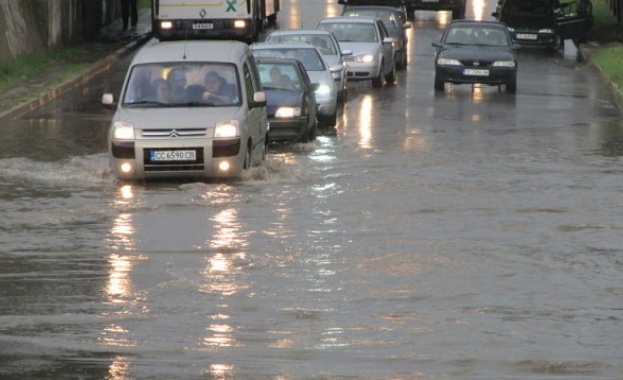 Частично бедствено положение е обявено в Бургас заради започналите вчера