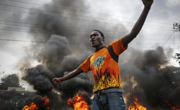Кенийската полиция използва сълзотворен газ по протестиращи които хвърляха камъни
