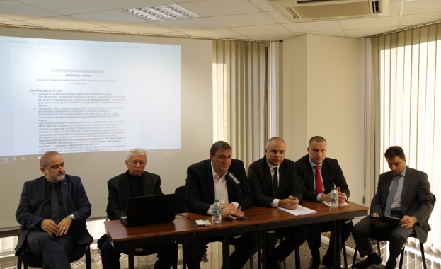 В областта на транспорта и съобщенията Бюджет 2018 е подчертано